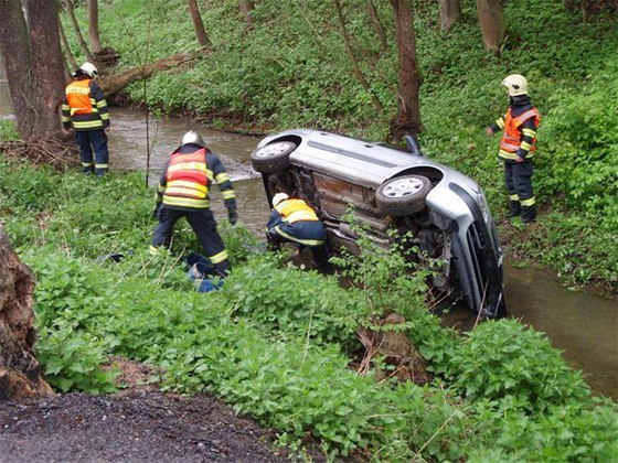 Hasii vytahovali havarované auto z potoka