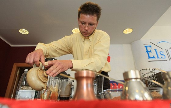 Luká Kováík pipravuje kávu v dezv na Mistrovství barist R v Brn.