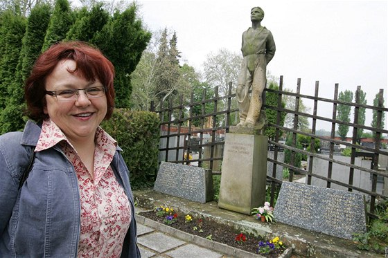 Kateina Kurdíková na hbitov v Rohatci u hrob obtem faismu.