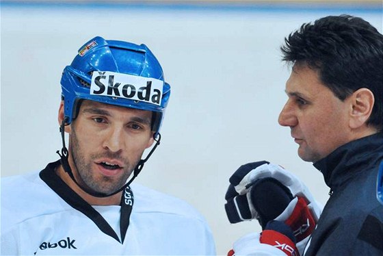 Michal Rozsíval (vlevo) a trenér Vladimír Rika pi tréninku hokejové reprezentace