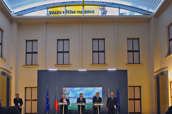 Ekologití aktivisté Greenpeace protestovali na stee vlády v dob tiskové konference po zasedání kabinetu. (3.5.2010) 