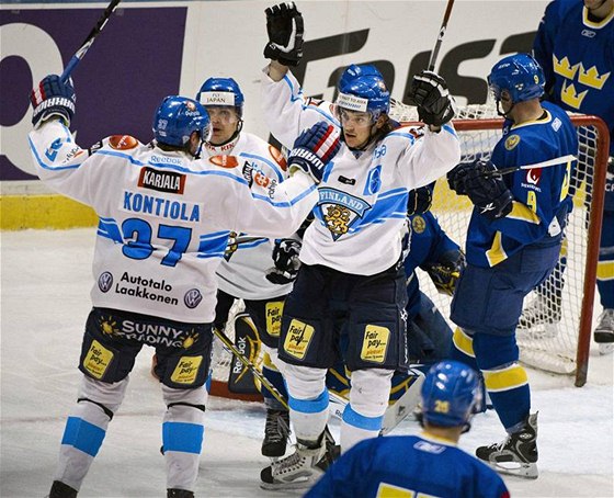 Finové slaví gól v zápase proti védsku. Nestail na vítzství v utkání, ale Finsko ovládlo poadí védských her i celého Euro Hockey Tour.