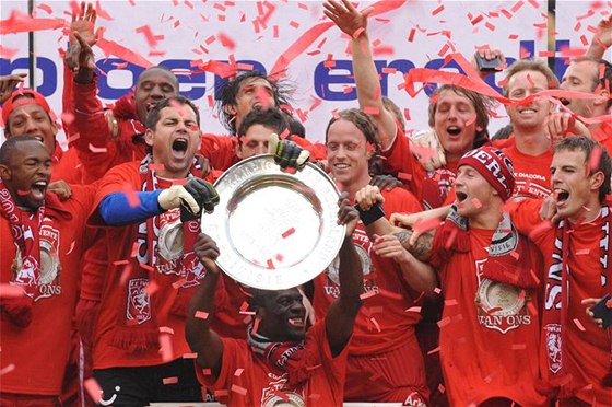 MISTI. Fotbalisté Twente Enschede vyhráli poprvé v historii titul v nizozemské lize.