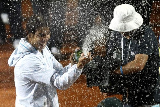 Rafael Nadal kropí ampaským diváky po svém pátém triumfu na turnaji v ím (2010)