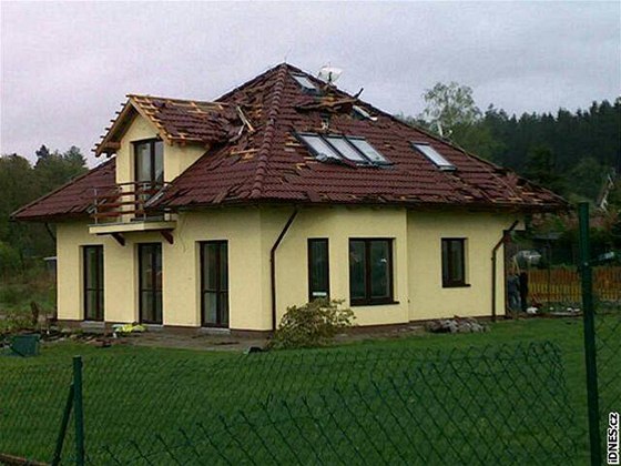 Vtrem poniená stecha rodinného domu v Kunicích nedaleko Prahy