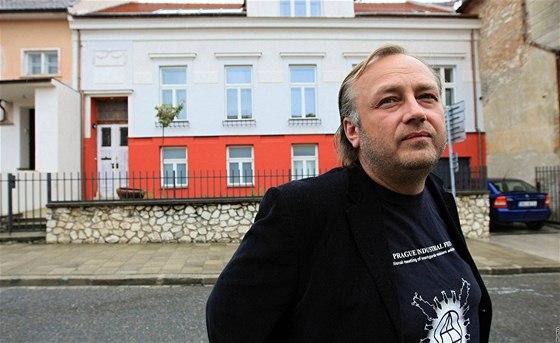 Bronzovou pamtní desku pipomínající osobnost význaného mikulovského rodáka Rudolfa Gajdoe z domu odstranili. Na snímku malív vnuk Pavel Doleal 