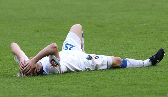 Zklamaný Tomá Miola leí na trávníku poté, co Ostrava inkasovala gól minutu ped koncem