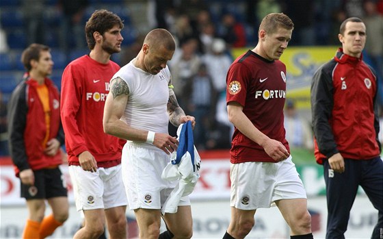 Fotbalisté Sparty (zleva) Nicklas Hoheneder, Tomá epka, Juraj Kucka a Jií Kladrubský odcházejí ze hit v Liberci