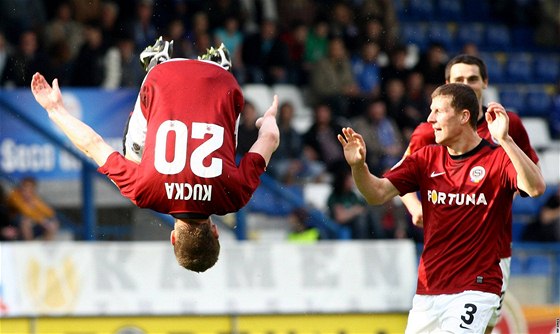 Sparanský záloník Juraj Kucka (vlevo) oslavuje svj gól saltem. Vpravo mu gratulují Manuel Pami a Kamil Vacek