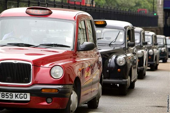 Tradiní londýnské taxíky by mohly zaít jezdit i v esku. Ilustraní foto
