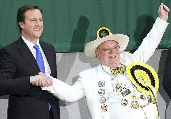 éf britských konzervativc David Cameron (vlevo). (7. kvtna 2010)