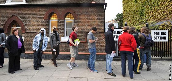 Fronta ped volební místností v Londýn. (6. kvtna 2010)