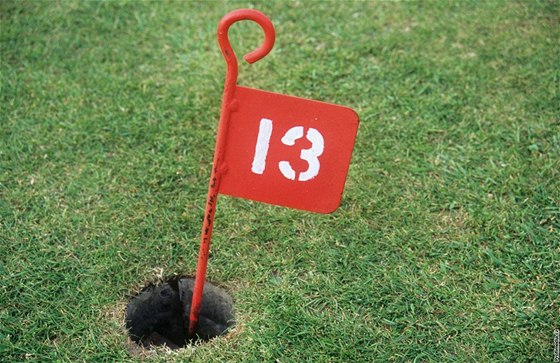 Na rozdíl od hotel, kde není 13. patro, na golfových hitích se 13. jamka z povrivosti nevynechává.