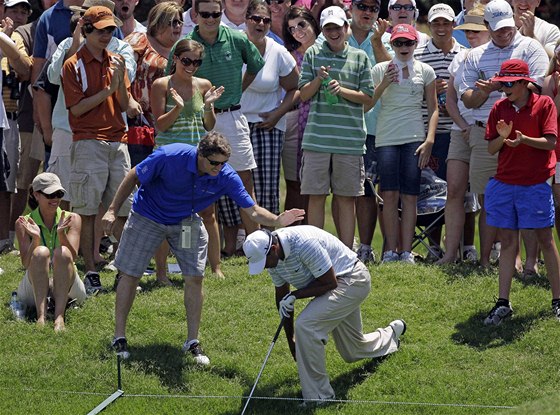 Strádající Tiger Woods mezi diváky ve tetím kole The Players Championship 2010.