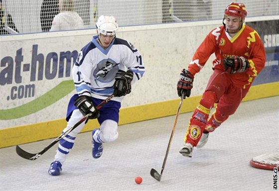 Plzeský Adam Roual (vlevo) stíhá hradeckého hokejbalistu Petra Filipa