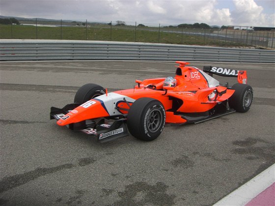 Charles Pic z Francie ovládl úvodní podnik GP2 sezony 2010 v Barcelon.