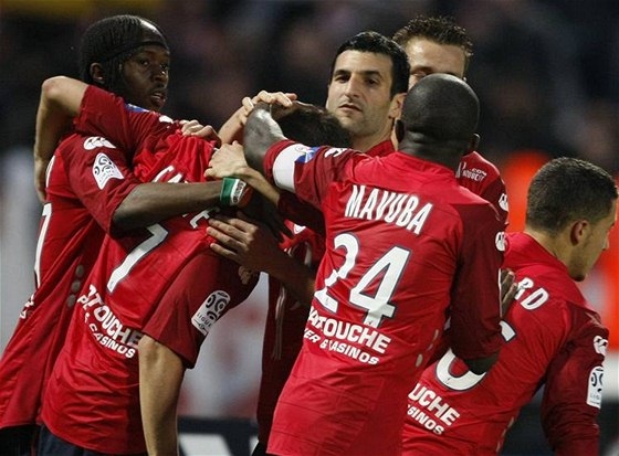 Fotbalisté Lille se radují z gólu.