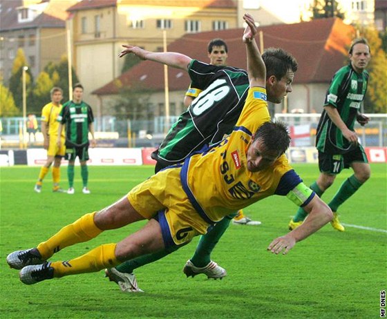 Jihlavský Filip Dort padá po souboji s Aleem Hanzlíkem ze Sokolova. 