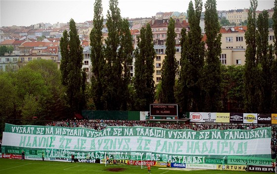 PROTEST. Fanouci Bohemians 1905 protestují proti sthování do Edenu.