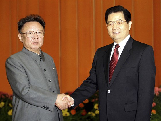 Na snímku z roku 2006 si Kim ong-il (vlevo) potásá rukou s ínským prezidentem Chu in-tchaem