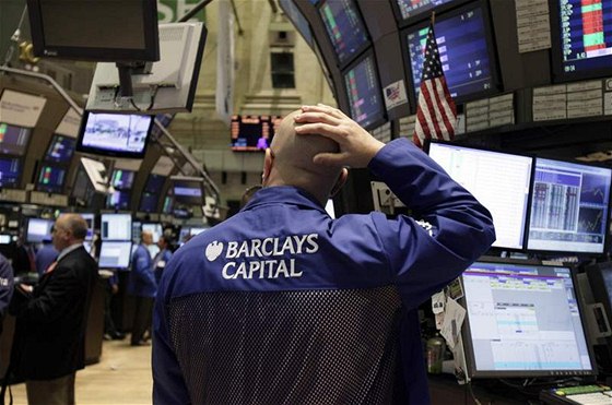 Obchodník John Urbanowicz z Barclays Capital nechápav sleduje divoký vývoj na Wall Streetu.