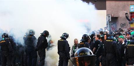 Policie zasahuje proti fanoukm Bohemians 1905, kte zablokovali Vrovickou ulici. (8. kvtna 2010)