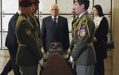 Prezident Vclav Klaus pihl ukldn ostatk neznmho vojna na Vtkov. (8.5. 2010)