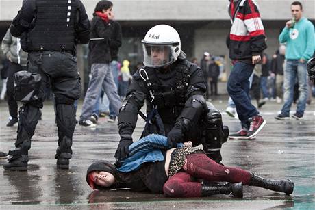 Policejn zsah proti prvomjov demonstraci ve vcarsku.
