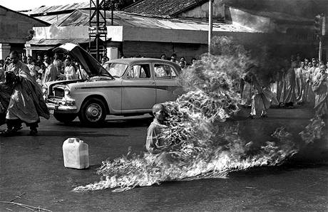 Budhistick mnich Quang Duc se 11. ervna 1963 uplil na ulici v Saigonu na protest proti dajn perzekuci budhist jihovietnamskou vldou.