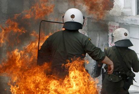 eck policista po zsahu zpalnou lahv ped budovou parlamentu v Athnch. (5. kvtna 2010)