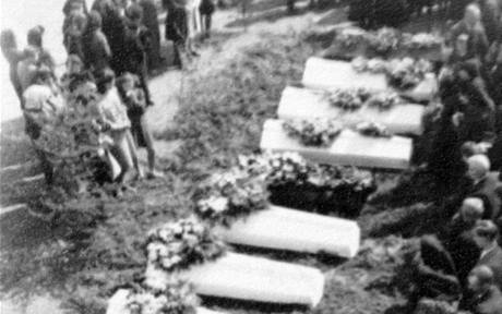 Pohbívání civilních obtí 2. svtové války v roce 1945. Ilustraní foto