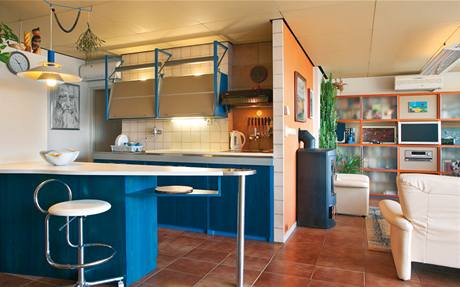 Kuchyn v modrm ladn, kter navazuje na obvac pokoj, m tak ocelovou konstrukci a vybetonovanou pracovn desku