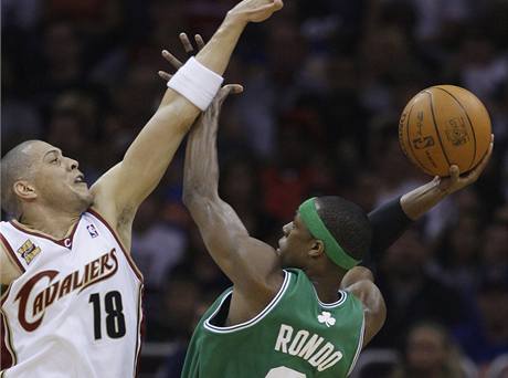 Rajon Rondo (vpravo) z Bostonu Celtics zakonuje pes blok Anthonyho Parkera z Clevelandu Cavaliers