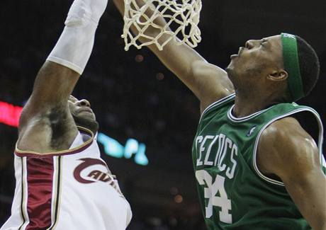 LeBron James (vlevo) z Clevelandu Cavaliers smeuje do koe Bostonu Celtics pes Paula Pierce