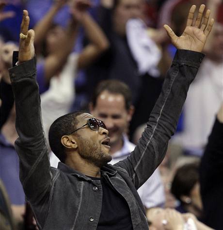 Rapper Usher, spolumajitel Clevelandu Cavaliers, se raduje bhem utkn s Bostonem Celtics