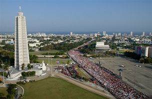 Tradinímu prvodu stovek tisíc lidí na námstí Revoluce v Havan pedsedal kubánský vdce Raúl Castro