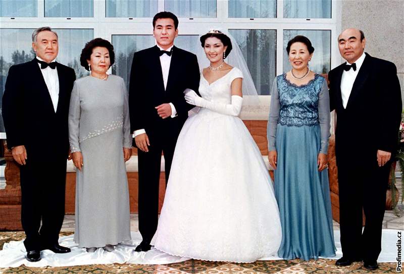 Kazaský prezidentský pár Nursultan a Sara Nazarbajevovi (vlevo) na svatb jedné ze svých tí dcer. Jejím manelem se stal syn kyrgyzského prezidentského páru Mairam a Askara Akajevových. (1998)