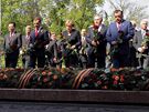 Sttnci kladou kvtiny u hrobu neznmho vojna na oslavch 65. vro vtzstv v II. svtov vlce v Moskv (9. kvtna 2010)