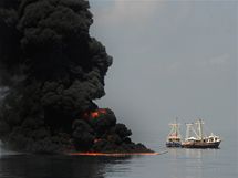 Zchrani zapaluj ropnou skvrnu u pobe Louisiany (7. kvtna 2010)