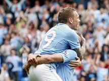 Craig Bellamy z Manchesteru City oslavuje tet gl do st Aston Villy v nru svho spoluhre Pabla Zabalety.