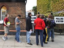 Fronta ped volebn mstnost v Londn. (6. kvtna 2010)