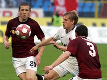 PROJDU? Ostravsk talent Matj Vydra se sna prothnout kolem sparan Juraje Kucky a Manuela Pamie.