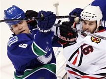 V ostrm stetu Sami Salo z Vancouveru (vlevo) a Andrew Ladd z Chicaga.