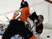 Brank Bostonu Tuukka Rask kapituloval po stele Simona Gagneho z Philadelphie.