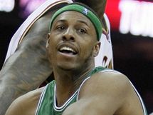 Paul Pierce (v zelenm) z Bostonu Celtics v souboji s Jamariem Moonem z Clevelandu Cavaliers