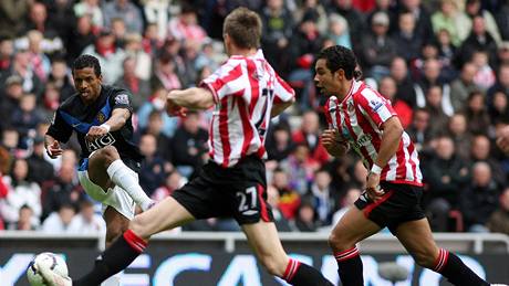 Manchesterský Nani (zcela vlevo) skóruje v zápase proti Sunderlandu.