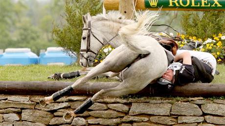 PEIL. Jezdec Oliver Townend je zavalen tlem svého kon. Peil i díky speciální nafukovací vest fungující na principu airbagu