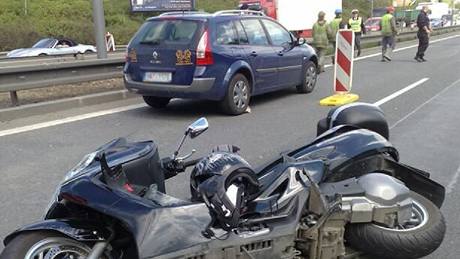 Tragická nehoda motocyklu a kamionu na Jižní spojce v Praze (7.5.2010) Tragická nehoda motocyklu a kamionu na Jižní spojce v Praze (7.5.2010)