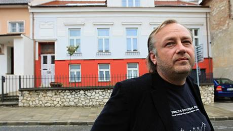 Bronzovou pamětní desku připomínající osobnost význačného mikulovského rodáka Rudolfa Gajdoše z domu odstranili. Na snímku malířův vnuk Pavel Doležal Bronzovou pamětní desku připomínající osobnost význačného mikulovského rodáka Rudolfa Gajdoše z domu odstranili. Na snímku malířův vnuk Pavel Doležal