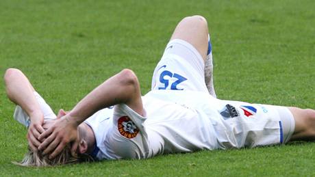 Zklamaný Tomá Miola leí na trávníku poté, co Ostrava inkasovala gól minutu ped koncem